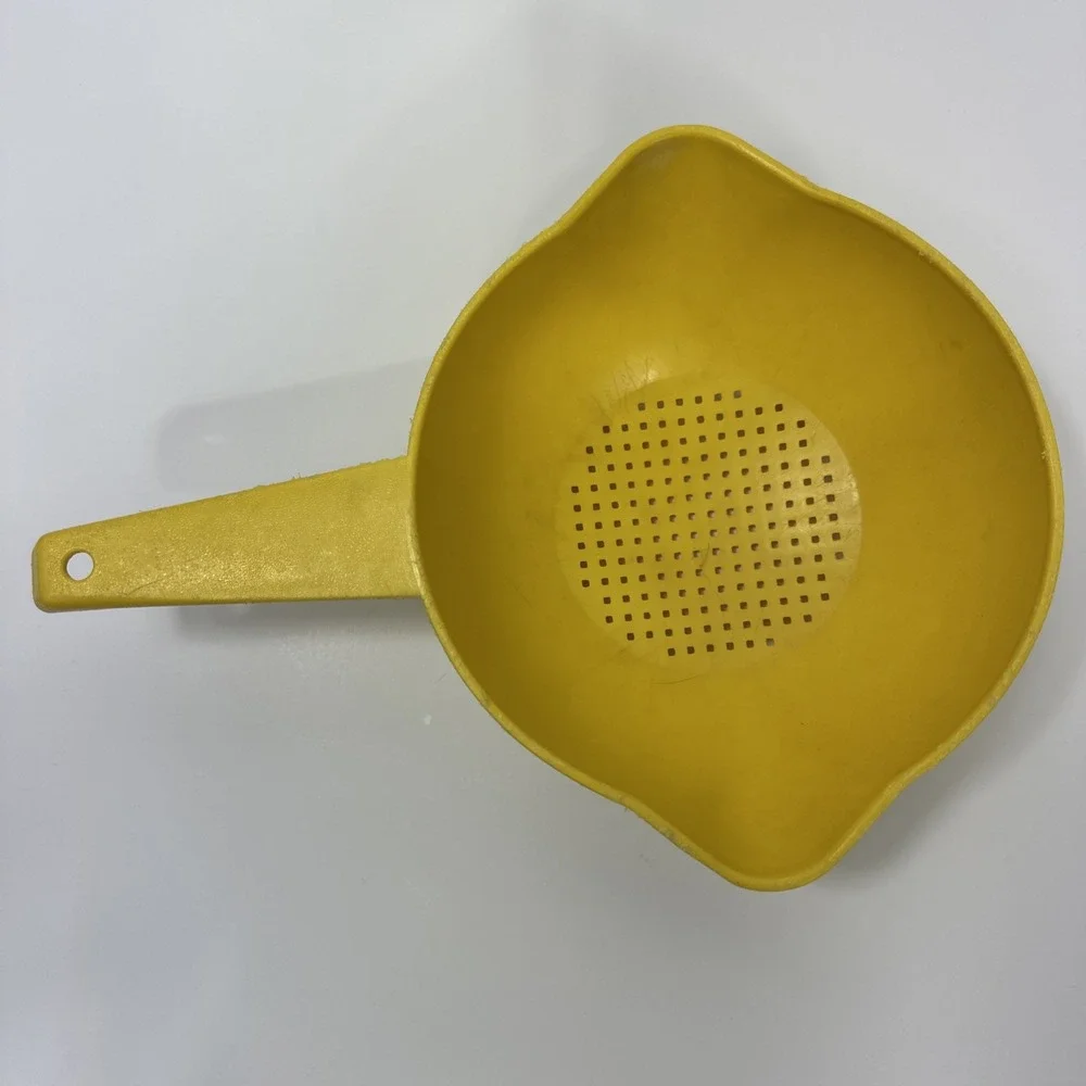 Tupperware Vintage Colander Yellow‎ 1 Quart Strainer with Handle #1200